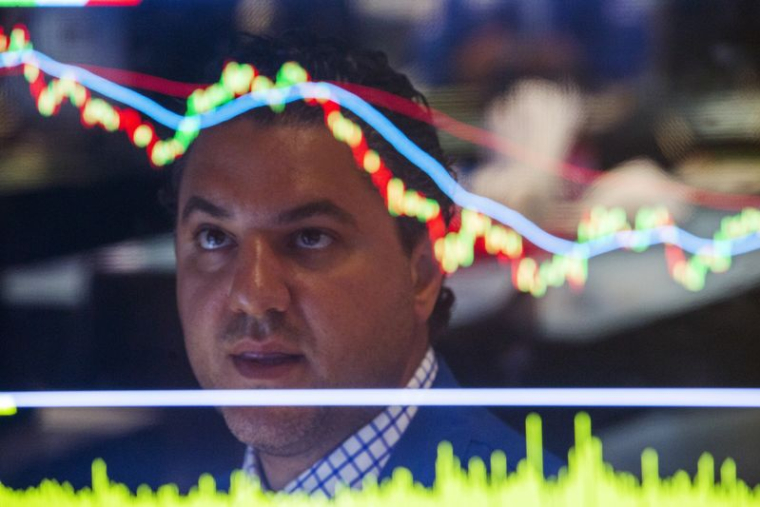Un trader travaille sur le parquet de la Bourse de New York peu après l'ouverture du marché à New York