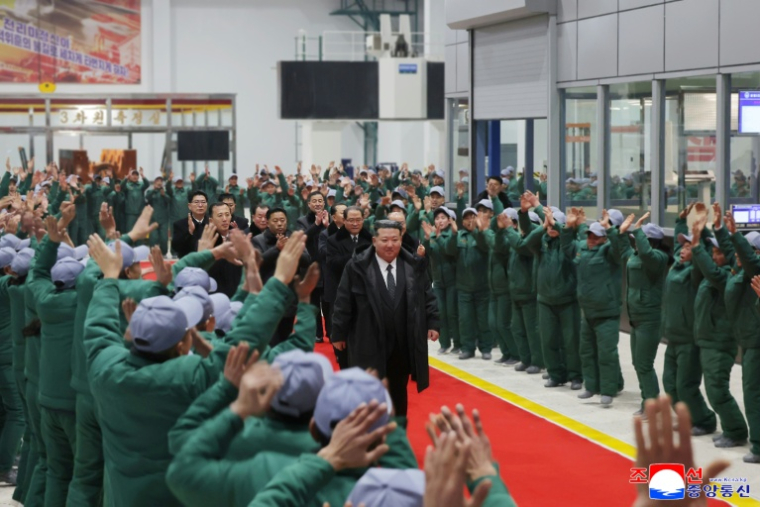 Cette photo prise le 19 janvier 2026 et diffusée par l’Agence centrale de presse nord-coréenne (KCNA) le 20 janvier 2026, montre le dirigeant nord-coréen Kim Jong Un (au centre) au cours d'une cérémonie pour la première phase de rénovation et de modernisation du complexe de machines de Ryongsong, dans la province de Hamgyong du Sud, en Corée du Nord ( KCNA VIA KNS / STR )