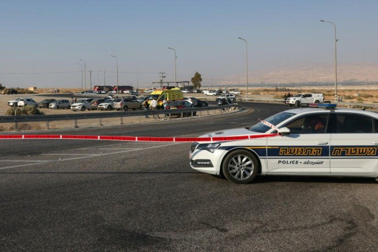 Les forces de sécurité israéliennes ferment une route menant au poste-frontière d'Allenby, entre la Cisjordanie occupée et la Jordanie, après une fusillade, le 18 septembre 2025 ( AFP / AHMAD GHARABLI )