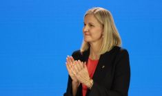 La nouvelle présidente du CIO Kirsty Coventry applaudit lors de la conférence de presse