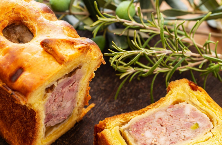 Depuis une dizaine d’année, le pâté en croûte, cette spécialité charcutière, revient en force dans la gastronomie française. crédit photo : Ovnigraphic/Shutterstock / Ovnigraphic