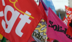 Les drapeaux de différents syndicats lors d'une manifestation, à Reims, le 15 mars 2023 ( AFP / François NASCIMBENI )