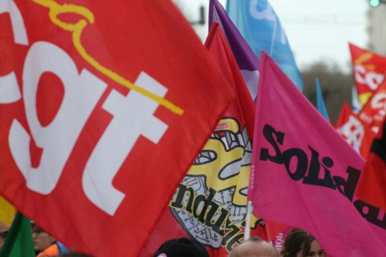 Les drapeaux de différents syndicats lors d'une manifestation, à Reims, le 15 mars 2023 ( AFP / François NASCIMBENI )