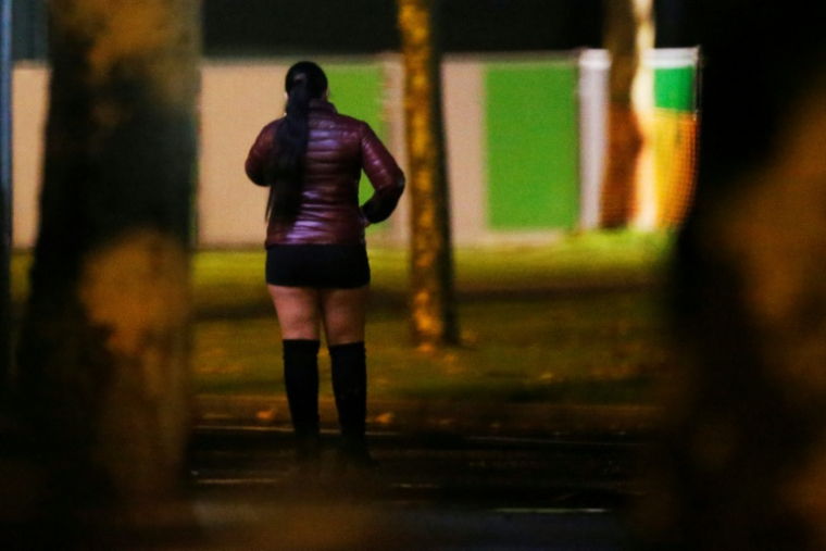 Une prostituée dans une rue de Caen, le 29 novembre 2017 ( AFP / CHARLY TRIBALLEAU )
