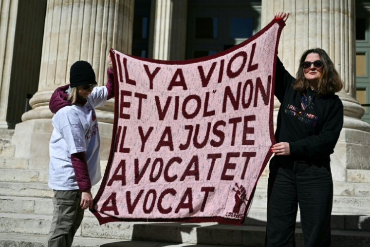 Des manistantes en marge du procès en appel des viols de Mazan, à Nîmes, le 6 octobre 2025 ( AFP / Christophe Simon )