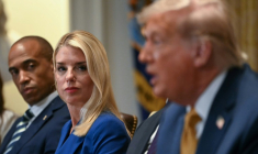 La ministre américaine de la Justice Pam Bondi à côté de Donald Trump le 8 juillet 2025 à Washington ( AFP / ANDREW CABALLERO-REYNOLDS )