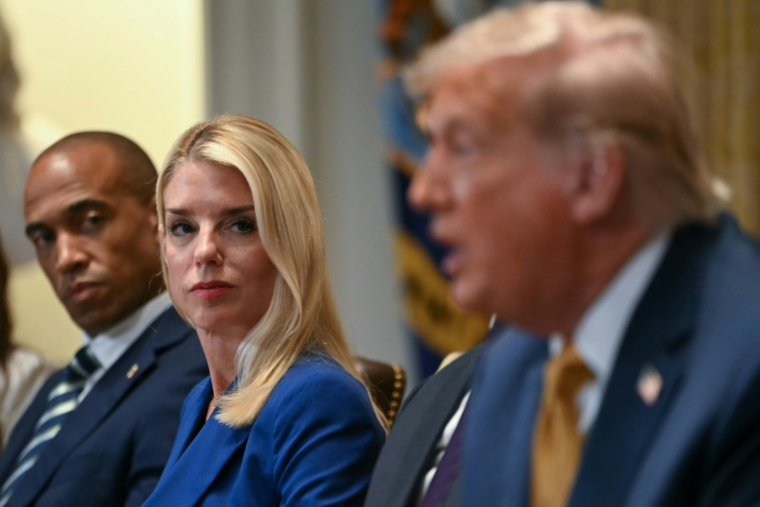 La ministre américaine de la Justice Pam Bondi à côté de Donald Trump le 8 juillet 2025 à Washington ( AFP / ANDREW CABALLERO-REYNOLDS )