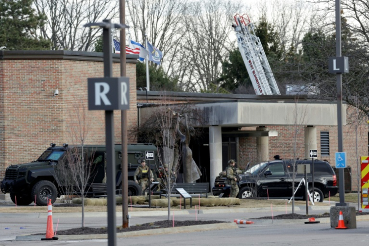 Les forces de l'ordre près de la synagogue Temple Israel de West Bloomfield, dans la banlieue de Détroit (Michigan), le 12 mars 2026, après qu'un assaillant a foncé en voiture dans le bâtiment ( AFP / JEFF KOWALSKY )