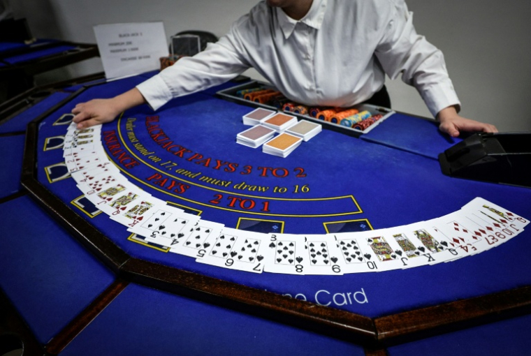 Une apprentie croupier lors d'une session d'entraînement à l'école "All'In Casino Experts" à Saint-Cloud, le 26 mars 2026 ( AFP / STEPHANE DE SAKUTIN )