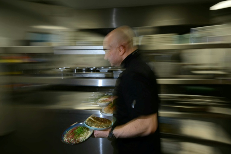 Le chef cuisinier Imad Alarnab, qui a fui la Syrie en 2015, dans l'un de ses restaurants à Londres le 4 février 2026 ( AFP / Ben STANSALL )