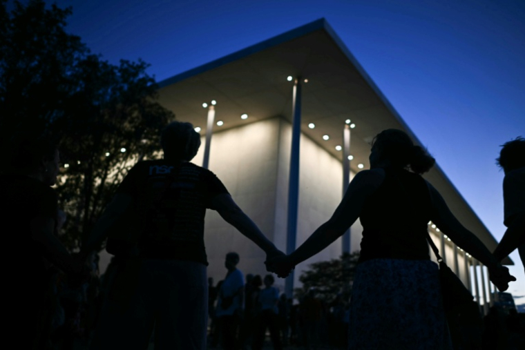 Chaîne humaine pour la défense du Kennedy Center, haut lieu culturel de Washington que le président américain Donald Trump menace de condamner si son nom n'y est pas accolé, le 18 septembre 2026 à Washington ( AFP / Kent NISHIMURA )