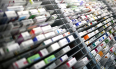 Le gouvernement réfléchit à une augmentation des franchises médicales unitaires, ce qui reste à charge du patient ( AFP / Christophe ARCHAMBAULT )
