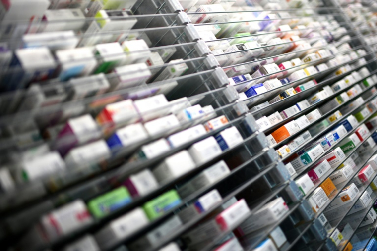 Le gouvernement réfléchit à une augmentation des franchises médicales unitaires, ce qui reste à charge du patient ( AFP / Christophe ARCHAMBAULT )