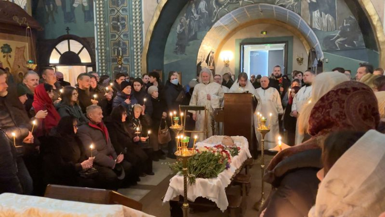 Des gens assistent aux funérailles du politicien de l’opposition russe Alexei Navalny dans une église de Moscou