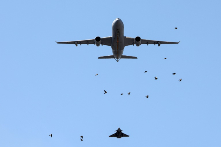 Un avion de chasse Rafale et un avion ravitailleur Boeing KC-135 de l'Armée de l'air française survolent l'Arc de Triomphe, à Paris, le 9 juillet 2025, lors d'une répétition du défilé annuel du 14 juillet ( AFP / ALAIN JOCARD )