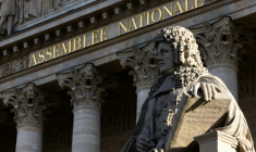 Alors que l'examen du budget de la Sécurité sociale débute mardi dans l'hémicycle, un autre débat agite les couloirs du Palais Bourbon: faut-il interdire l'alcool à la buvette? ( AFP / JOEL SAGET )