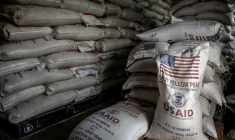 Des sacs d'aide alimentaire de l'Agence américaine pour le développement international (USAID) près de Buganda, au Burundi, le 6 mai 2025 ( AFP / Luis TATO )