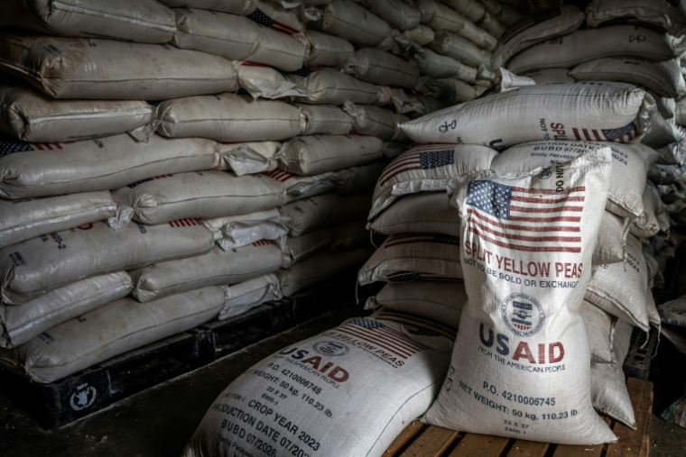 Des sacs d'aide alimentaire de l'Agence américaine pour le développement international (USAID) près de Buganda, au Burundi, le 6 mai 2025 ( AFP / Luis TATO )