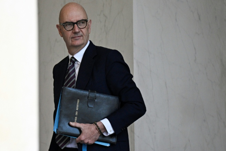 Le ministre l'Économie et des Finances, Roland Lescure, quitte le palais de l'Élysée après le Conseil des ministres hebdomadaire, à Paris, le 2 décembre 2025 ( AFP / JULIEN DE ROSA )