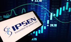 Le logo Ipsen sur fond d'analyse graphique. (crédit : Adobe Stock)