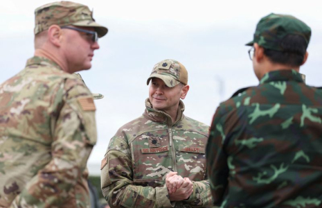 Bryan Shoupe, lieutenant-colonel de l'armée de l'air des États-Unis, observe les exercices militaires conjoints Russie-Biélorussie