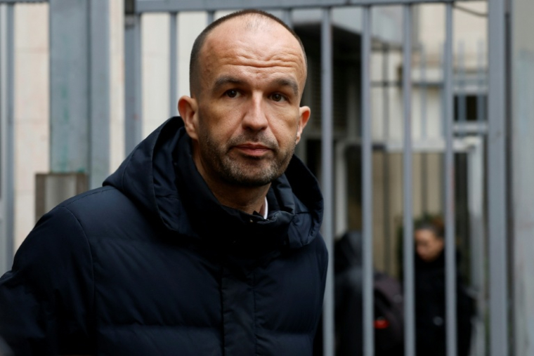 Le coordinateur de LFI Manuel Bompard devant le siège du parti, le 18 février 2026 à Paris ( AFP / Charlotte SIEMON )