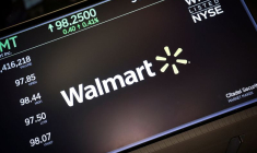 Le logo de Walmart est affiché sur un écran au sol à la Bourse de New York (NYSE) à New York