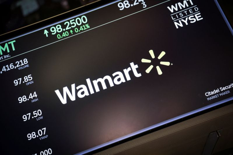 Le logo de Walmart est affiché sur un écran au sol à la Bourse de New York (NYSE) à New York