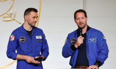Les astronautes Thomas Pesquet (à droite) et Arnaud Prost (à gauche) à l'Elysée, le 5 février 2026 ( POOL / Ludovic MARIN )