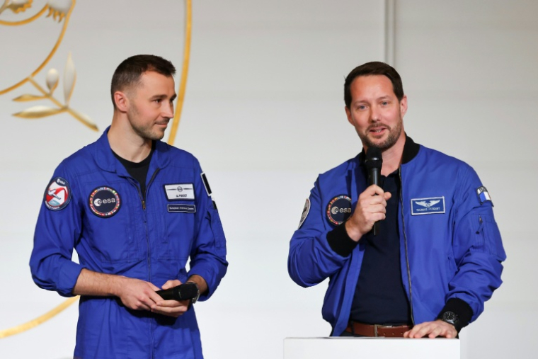 Les astronautes Thomas Pesquet (à droite) et Arnaud Prost (à gauche) à l'Elysée, le 5 février 2026 ( POOL / Ludovic MARIN )