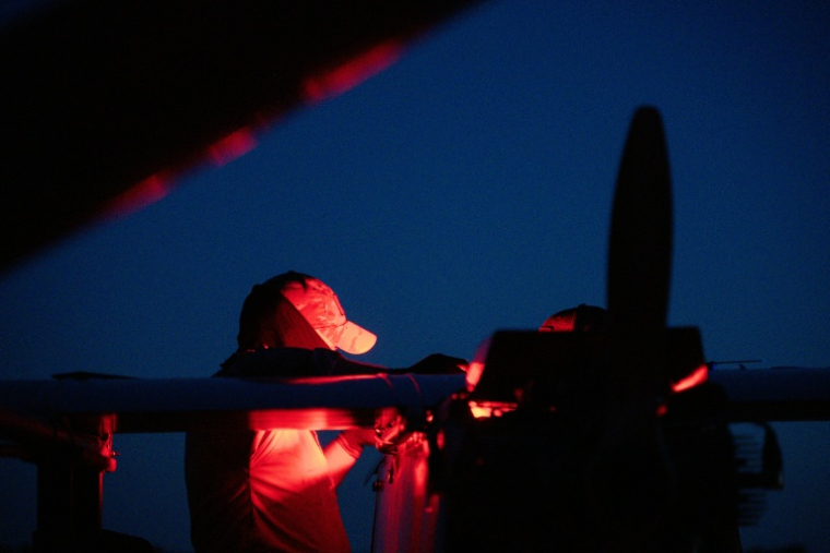Des militaires du 9e bataillon Kairos des " Oiseaux de Madyar" se préparent à lancer des drones ukrainiens de longue portée depuis un lieu tenu secret en Ukraine, le 16 mai 2026 ( AFP / Genya SAVILOV )
