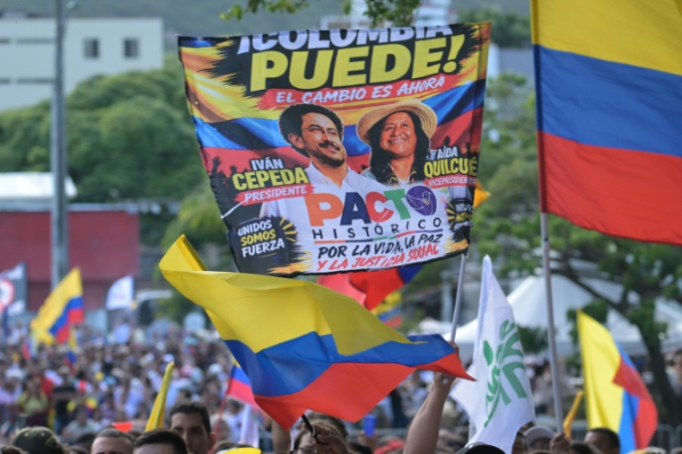 Des partisans du président colombien Gustavo Petro tiennent une banderole à l'effigie du candidat à la présidentielle Ivan Cepeda et de sa colistière Aida Quilcue, lors d'un rassemblement à Cali, en Colombie, le 19 juin 2026 ( AFP / JOAQUIN SARMIENTO )