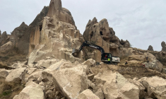 Des sauveteurs en action sur le site de l'effondrement en Cappadoce, en Turquie, le 29 octobre 2026 ( DHA (Demiroren News Agency) / Handout )