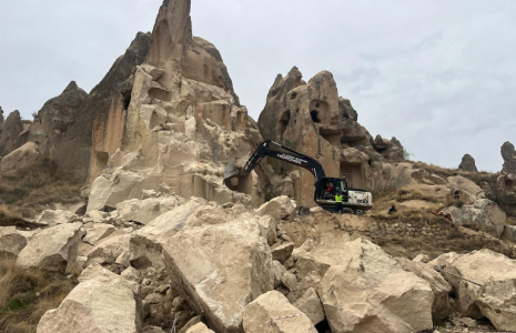 Des sauveteurs en action sur le site de l'effondrement en Cappadoce, en Turquie, le 29 octobre 2026 ( DHA (Demiroren News Agency) / Handout )