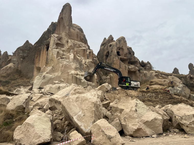 Photographie fournie et diffusée le 29 octobre 2026 par l'agence de presse turque DHA montrant des équipes de secours à la recherche de victimes sur le site d'une formation rocheuse qui s'est effondrée à Nevşehir, en Turquie ( DHA (Demiroren News Agency) / Handout )