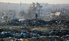Un jeune Palestinien cherche des matériaux recyclables dans une décharge de Khan Younès, dans la bande de Gaza, le 25 janvier 2026 ( AFP / Bashar Taleb )