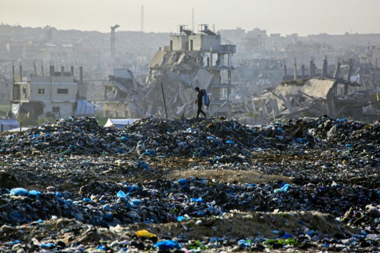 Un jeune Palestinien cherche des matériaux recyclables dans une décharge de Khan Younès, dans la bande de Gaza, le 25 janvier 2026 ( AFP / Bashar Taleb )