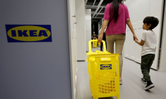 Une femme et son enfant dans un magasin IKEA à Nice