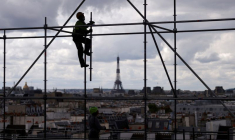Photo d'archives d'un ouvrier sur un échafaudage installé sur la façade du musée d'art moderne Centre Georges Pompidou à Paris