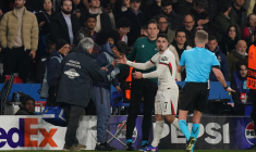 Un ramasseur de balle bousculé par Pedro Neto