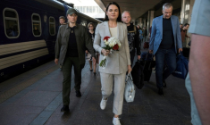 L'opposante bélarusse en exil Svetlana Tikhanovskaïa à son arrivée à Kiev, en Ukraine, le 25 mai 2026 ( AFP / Vladyslav Musiienko )