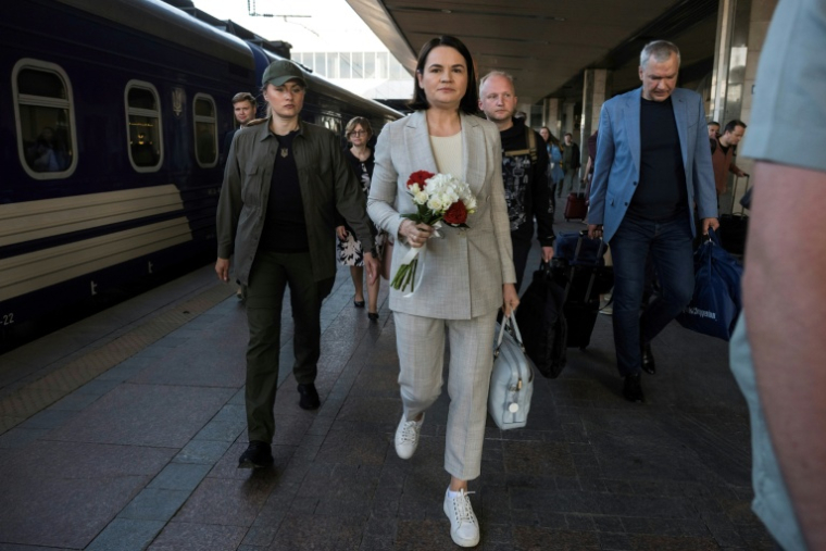 L'opposante bélarusse en exil Svetlana Tikhanovskaïa à son arrivée à Kiev, en Ukraine, le 25 mai 2026 ( AFP / Vladyslav Musiienko )