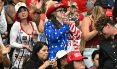 La foule de l'hommage à Charlie Kirk près de Phoenix en Arizona, le 21 septembre 2025 ( AFP / Mandel NGAN )