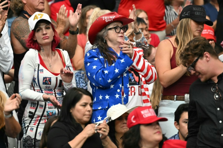 La foule de l'hommage à Charlie Kirk près de Phoenix en Arizona, le 21 septembre 2025 ( AFP / Mandel NGAN )