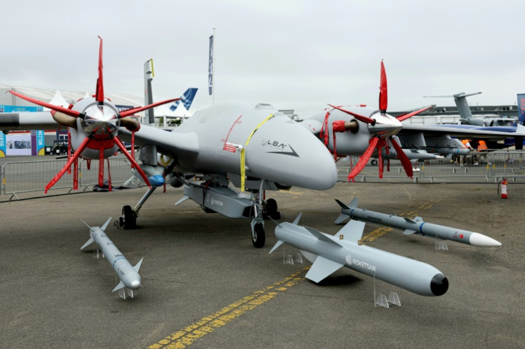 Un drone turc Bayraktar Akıncı exposé lors du Salon international de l'aeronautique et de l'espace à l'aéroport du Bourget à Paris, le 15 juin 2025 ( AFP / Thomas SAMSON )