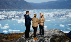 Ursula von der Leyen la présidente de la Commission européenne est accompagnée du chef du gouvernement groenlandais Jens-Frederik Nielsen et de la Première ministre danoise Mette Frederiksen au Groenland le 6 septembre 2026 ( Ritzau Scanpix / Mads Claus Rasmussen )