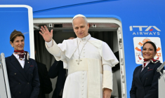 Le pape Léon XIV embarque à bord de son avion à destination d'Alger à l'aéroport de Fiumicino à Rome, le 13 avril 2026 ( AFP / Tiziana FABI )