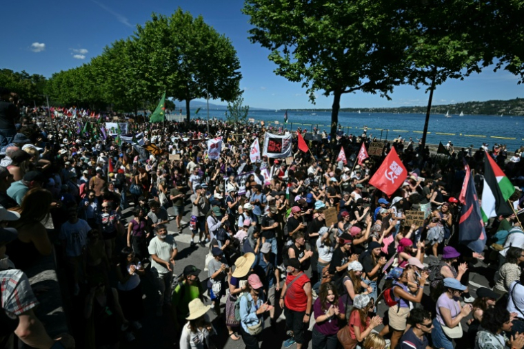 Des manifestants participent à un rassemblement organisé par la coalition "No-G7", qui regroupe plus de 60 associations, syndicats et groupes de gauche, le 14 juin 2026 à Genève, à la veille de l'ouverture du sommet près d'Evian, dans l'est de la France ( AFP / Fabrice COFFRINI )