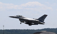 Un avion de chasse F-16 décolle sur la base aérienne américaine de Spangdahlem, près de la frontière germano-belge, à Spangdahlem, en Allemagne