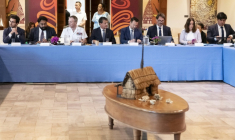Le ministre des Outre-Mer, Manuel Valls (c), à Nouméa, le 20 août 2025 ( AFP / Delphine MAYEUR )